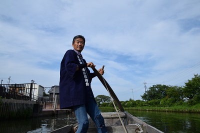 ろ舟をこぐ坂田さん