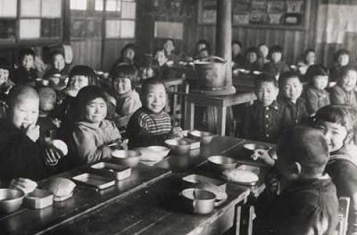 給食を食べる子どもたちの様子