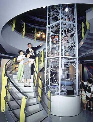 健康科学センター展示室のシンボルオブジェ「ヘルシー・サーカス」