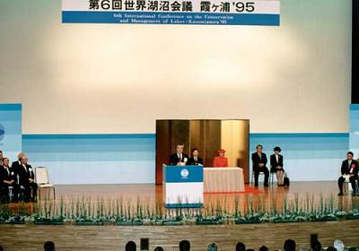 皇太子・同妃両殿下のご臨席のもと,開会のあいさつをする橋本知事