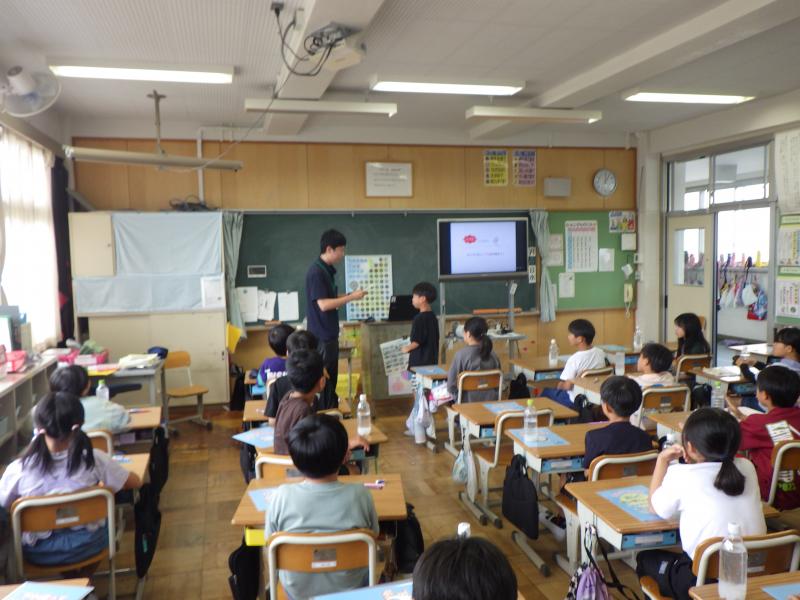 賞状を渡す様子、写真