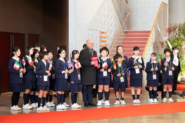 水戸市立五軒小学校児童による歓迎の花束贈呈ピアンテドージ大臣イタリア