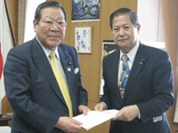 意見書を奥村展三文部科学副大臣に提出