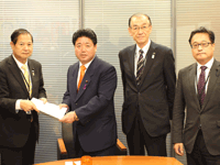 全国都道府県議会議長会地方自治委員長として、下地幹郎内閣府特命担当大臣、大島敦総務副大臣等に対して要請