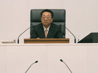 議長に選出された白田信夫県議会議員