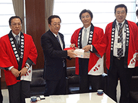 鉾田市の鬼沢市長がいちごのPRのため議事堂を訪問