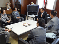 ブラジル茨城県人会新旧会長に表敬を受ける白田議長