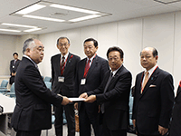 原発の安全確保等に関する要請活動を行う白田議長