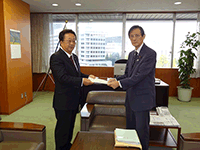 第3回定例会で可決された意見書を岡田内閣府副大臣兼復興副大臣に提出