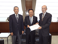 茨城県法人会連合会から平成25年度税制改正に関する提言を受ける白田議長