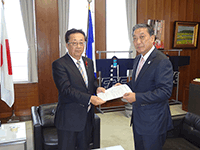 会田真一守谷市長から暴力団事務所撤去に係る請願を受ける白田議長