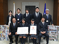県立真壁高等学校に対し、地域資源を活用した地域の活性化に貢献したことに対する議長感謝状を送る白田議長