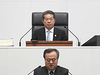 定例会に出席する細谷議長