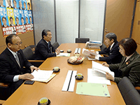 平成27年第1回定例会で可決された意見書を提出する細谷議長
