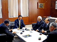 第9回現代茨城作家美術展のPR訪問を受ける小川議長