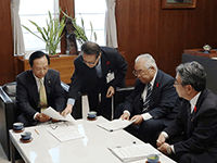 平成28年人事委員会勧告を受ける小川議長