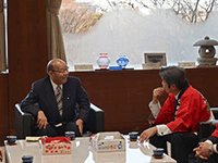 ＪＡほこた・ＪＡ茨城旭村産のいちごのＰＲ訪問を受ける藤島議長