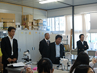 生物の授業を視察する委員の様子