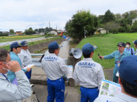 （高萩市副市長や県土木部から説明を受ける委員の様子）