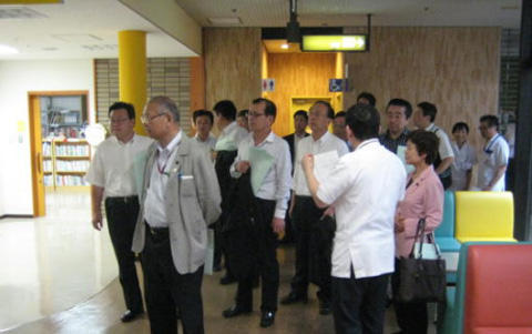 「茨城県立こども病院」において，?田昌宏病院長の案内により病院内を視察する保健福祉委員会委員