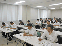 病院の役割,救急医療業務について説明を受ける委員の様子