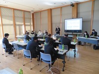 日立市役所から 説明を受ける委員の様子