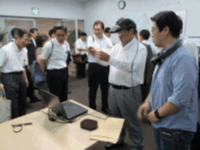 最新のICT技術を体験する委員の様子