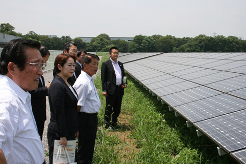 「「茨城県坂東市ＬＩＸＩＬつくばＳＯＬＡＲ ＰＯＷＥＲ」において，発電用の太陽電池パネルの前で説明を受ける総務企画委員会委員