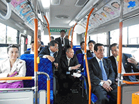 委員がバスに乗車し,説明を受けている様子