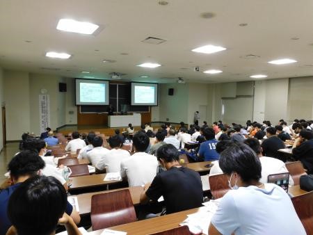伊沢勝徳議長の講演を聴講している流通経済大学生の様子
