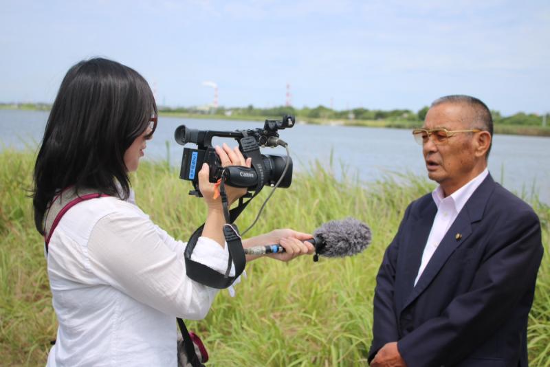NHK水戸放送局から取材を受ける木川会長、写真