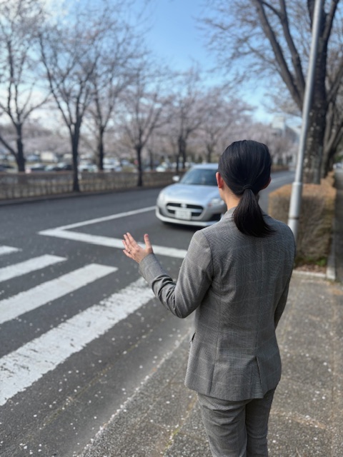 手をかざすハンドサイン