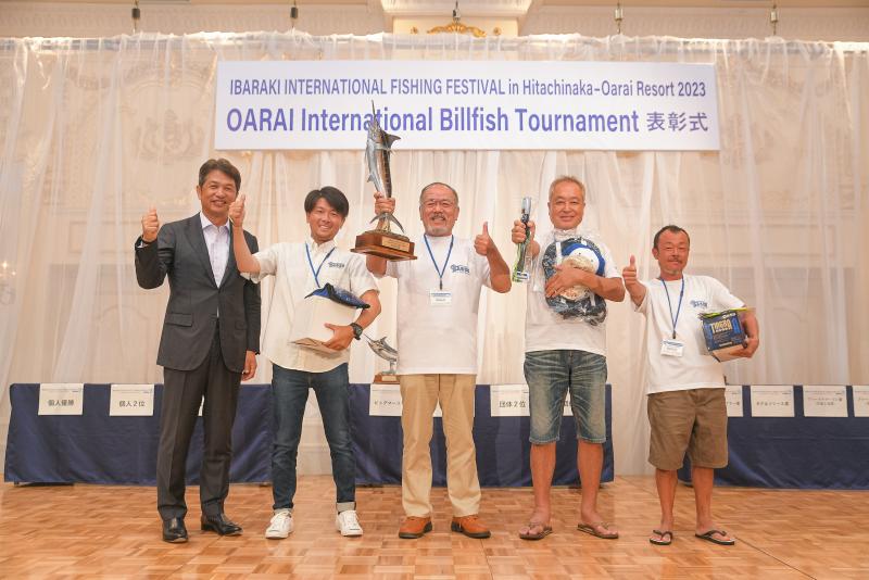団体優勝BAGUSの集合写真