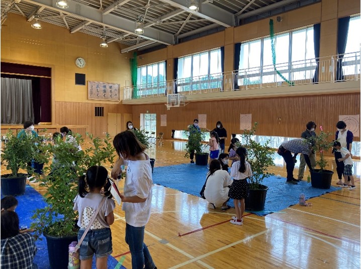 屋内でブルーベリー狩り体験をする子ども達