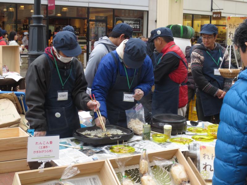 ブースでの試食の様子