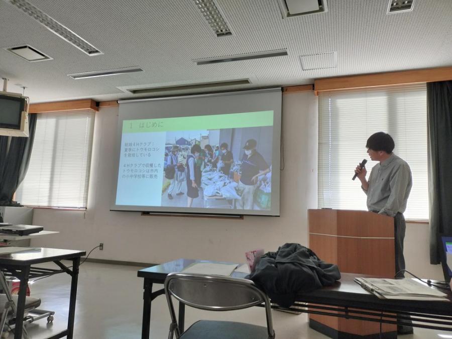 共同プロジェクトの発表をするクラブ員