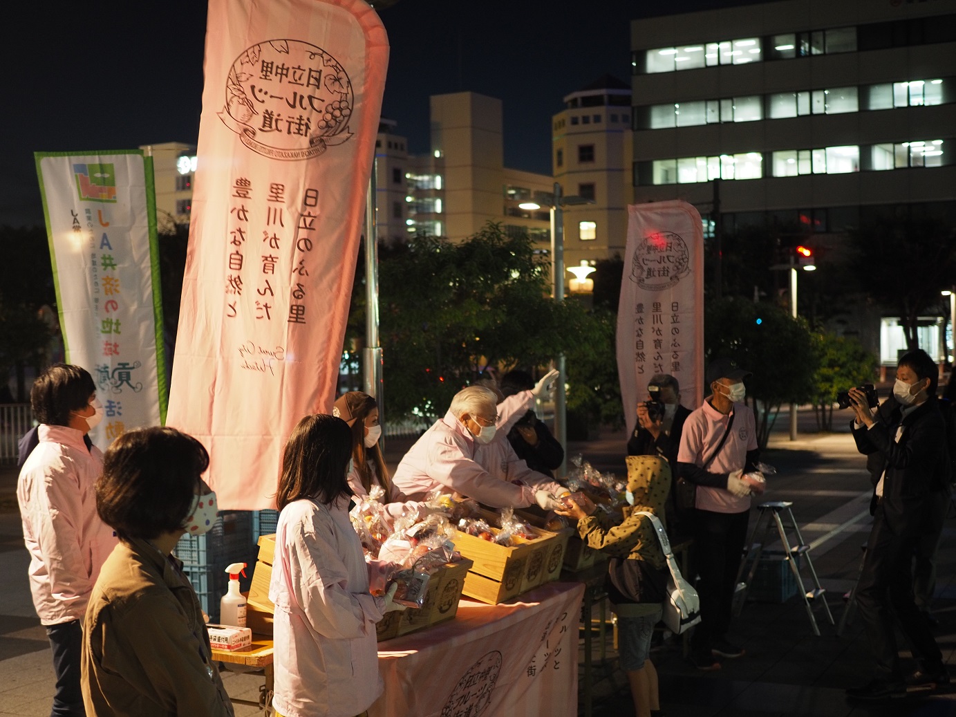 写真3:JR日立駅前でのリンゴ無償配布のようす
