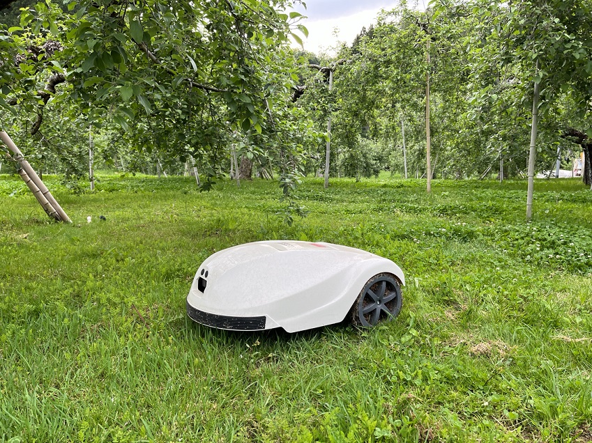 写真2:除草作業を無人化・省力化したロボット草刈機