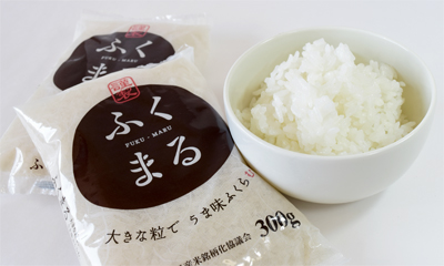 写真:ふくまるの米袋と炊いたご飯