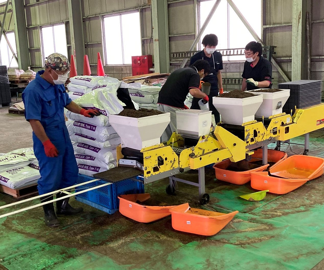 写真1:播種作業は関係機関が協力して行います
