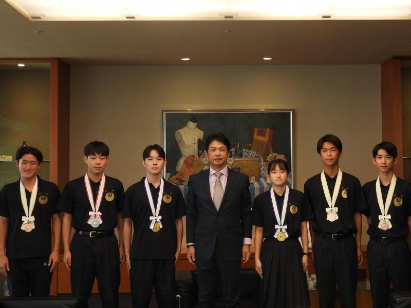 知事・選手合同写真